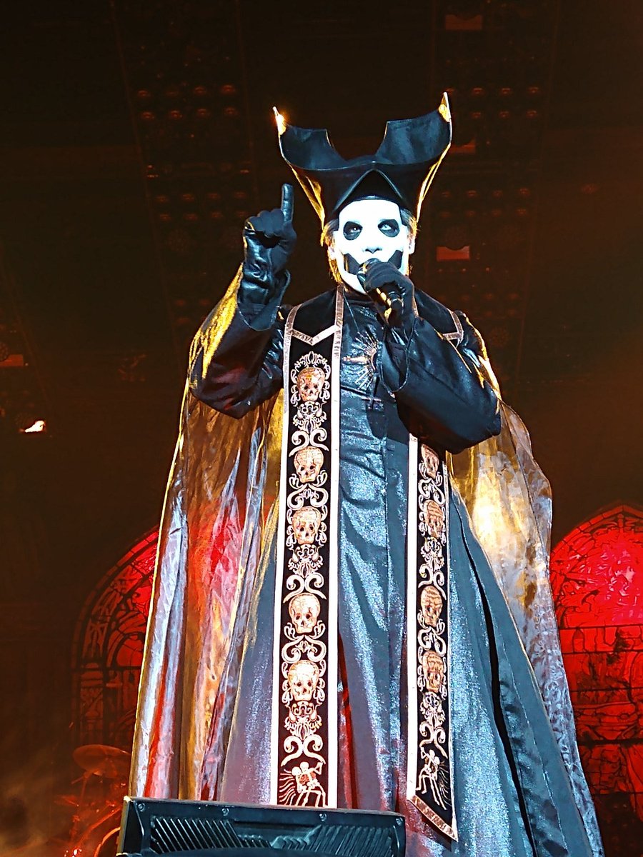 THIS OUTFIT 😲😲 I BELIEVE IN PAPA EMERITUS IV SUPREMACY