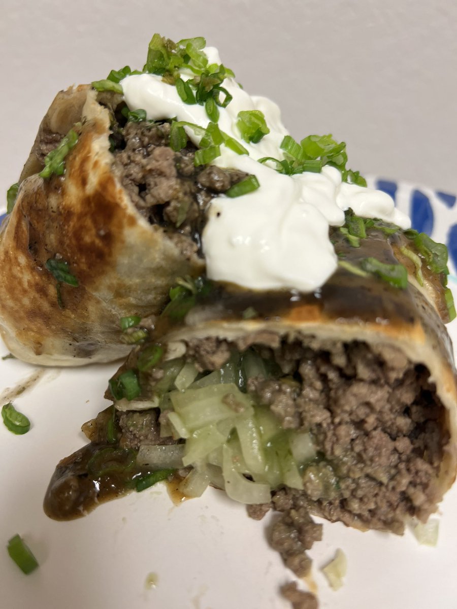 CoachDeck51's tweet photo. All Beef Burrito with Onions, El Yucateco sauce and Sour Cream💪🏻💪🏻 #FreelanceCook https://t.co/7Frb6I60rE