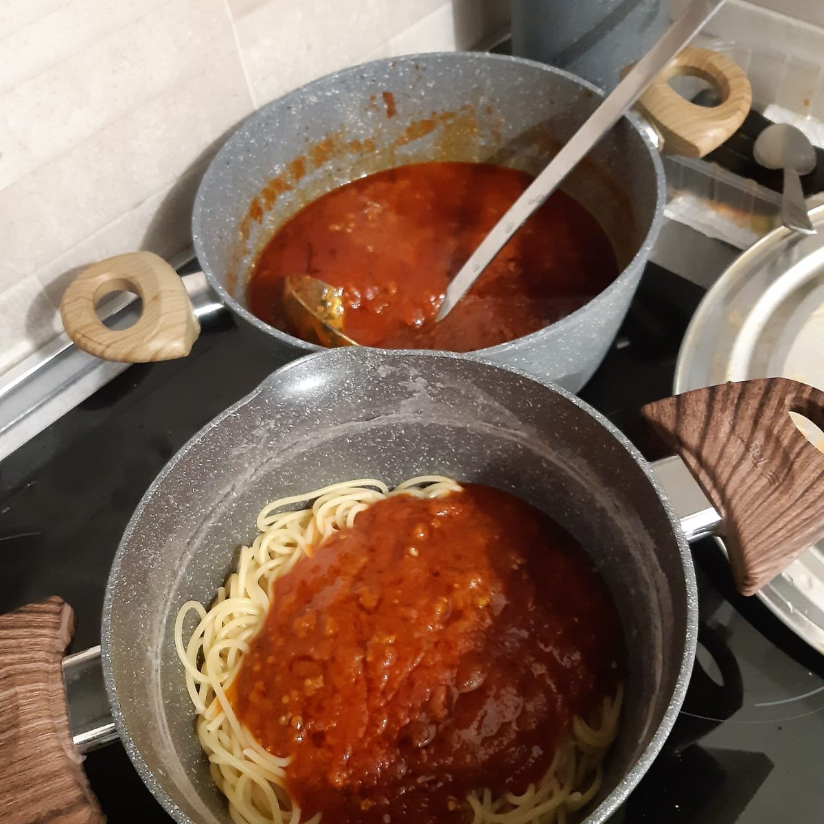 Selene_LT's tweet photo. Il ragรน di mio padre.
My father's ragรน.
In many countries, ragรน is called bolonnaise sauce ๐ฑ. It is one of the most well known pasta sauce in the world and a must on many dinner table on a Sunday.
#culturaitaliana #italianlanguagecourse #cooking #italianfood #ragรน # https://t.co/tFXj8Sd6mY