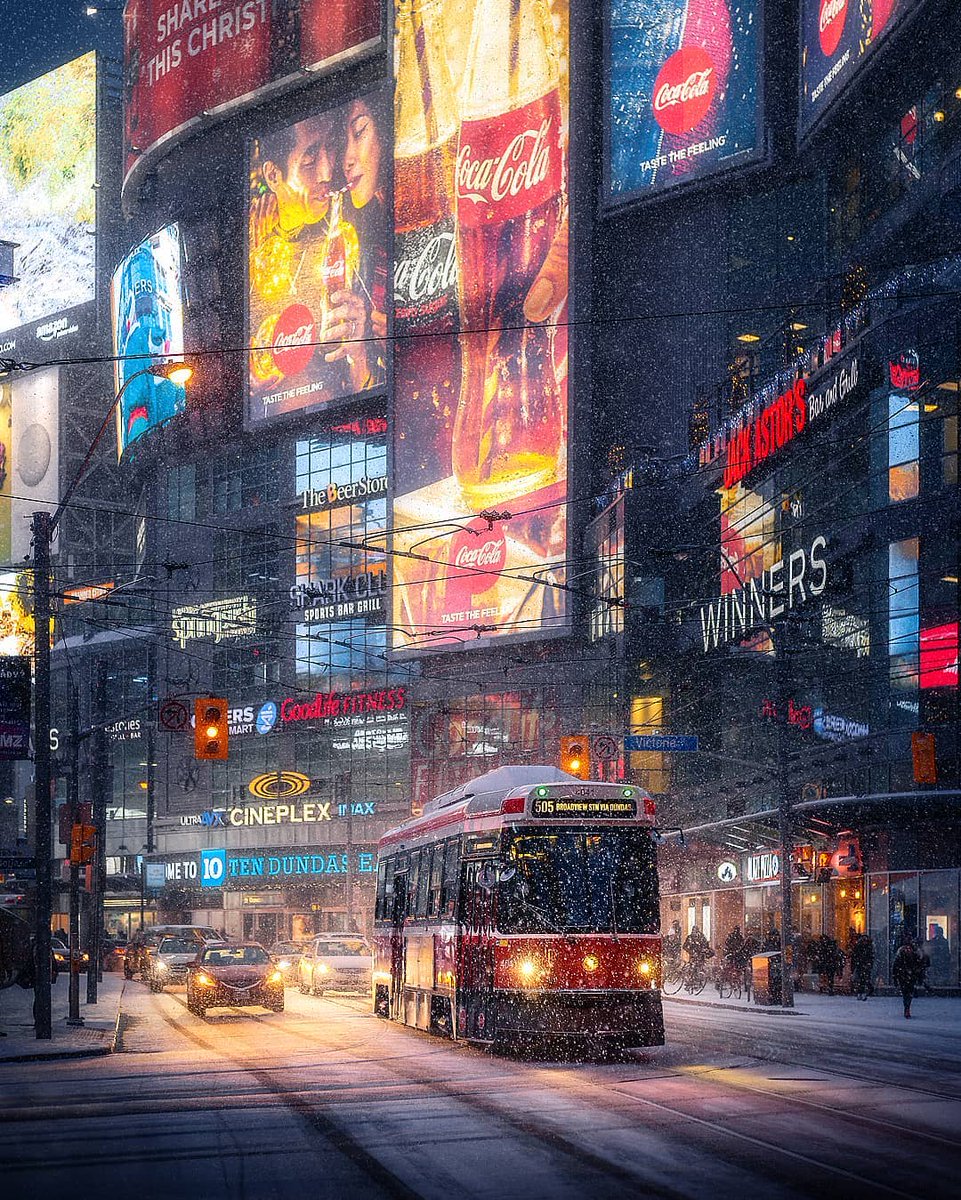 StreetEvolution's tweet photo. 𝐌𝐚𝐱 𝐖𝐡𝐢𝐭𝐞𝐡𝐞𝐚𝐝: Yonge-Dundas Square, Toronto https://t.co/ZqQO3XY682