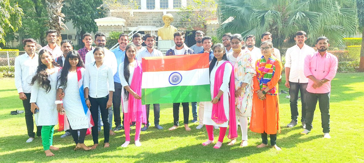 BamuAbvp's tweet photo. अखिल भारतीय विद्यार्थी परिषद संभाजी नगर 
शाखा विद्यापीठ भाग 
प्रजासत्ताक दिनानिमित्त तिरंगा पदयात्रेचे आयोजन करण्यात आले  डॉ. बाबासाहेब आंबेडकर यांच्या पुतळ्याला वंदन करून पदयात्रा सुरू करण्यात आली. "भारत माता की जय" "वंदे मातरम" "भारतीय संविधान चिरायू होवो"
(१/२) https://t.co/Jn8ILDzwkl