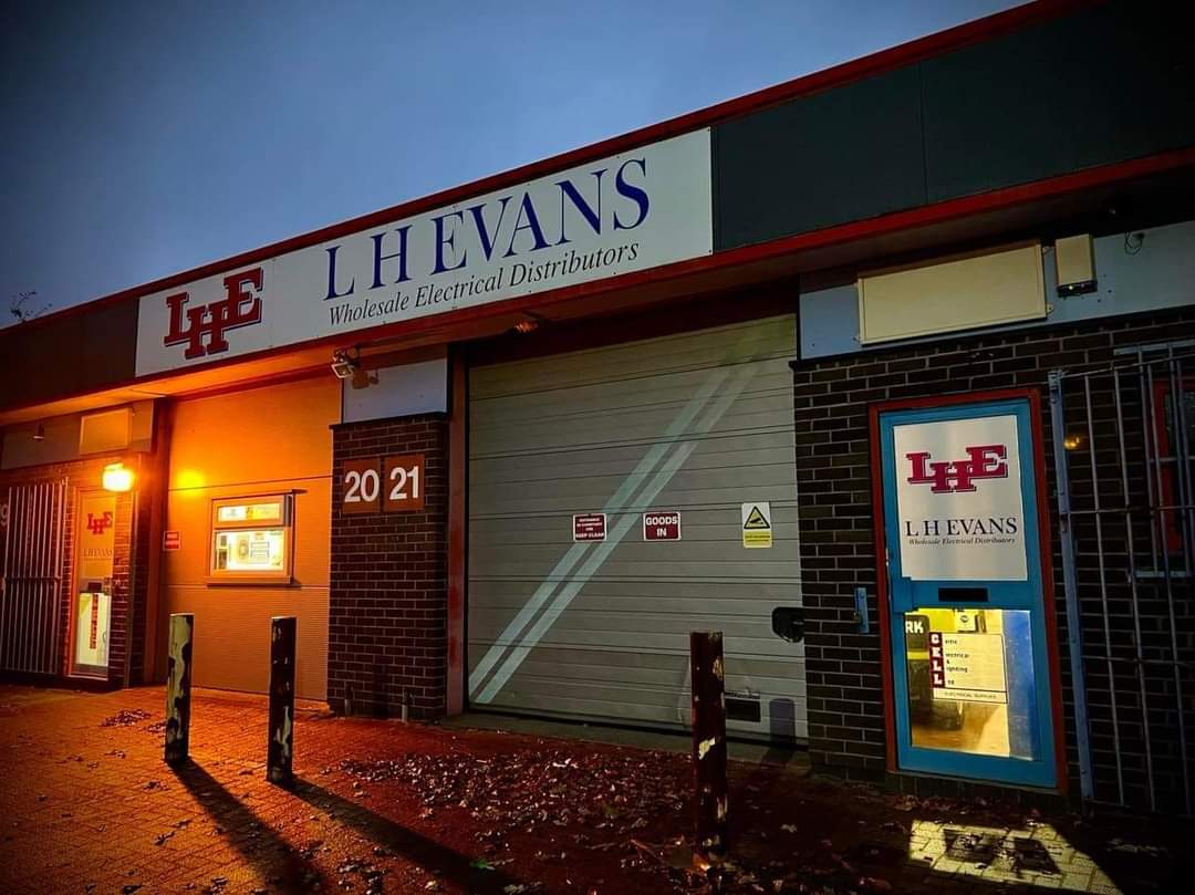 Early start in our Crumlin Branch this morning😁☕

#markscostacoffee #customerservice #electricalwork #electrician #electricalwholesaler #Earlybirdgetstheworm