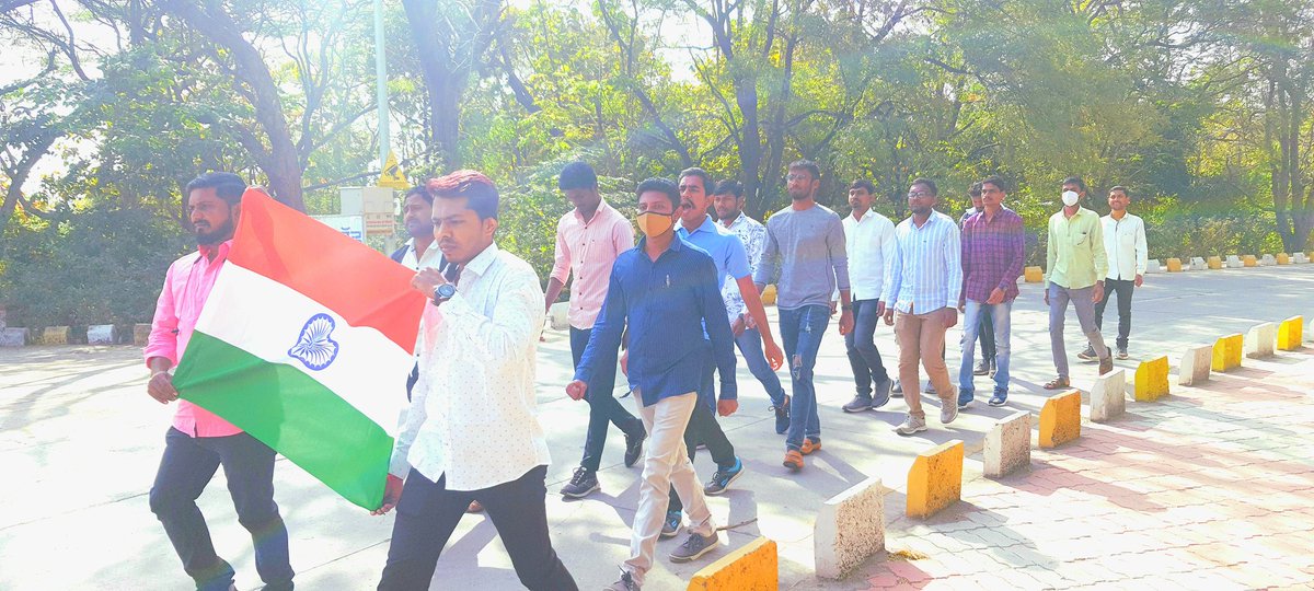 BamuAbvp's tweet photo. अखिल भारतीय विद्यार्थी परिषद संभाजी नगर 
शाखा विद्यापीठ भाग 
प्रजासत्ताक दिनानिमित्त तिरंगा पदयात्रेचे आयोजन करण्यात आले  डॉ. बाबासाहेब आंबेडकर यांच्या पुतळ्याला वंदन करून पदयात्रा सुरू करण्यात आली. "भारत माता की जय" "वंदे मातरम" "भारतीय संविधान चिरायू होवो"
(१/२) https://t.co/Jn8ILDzwkl