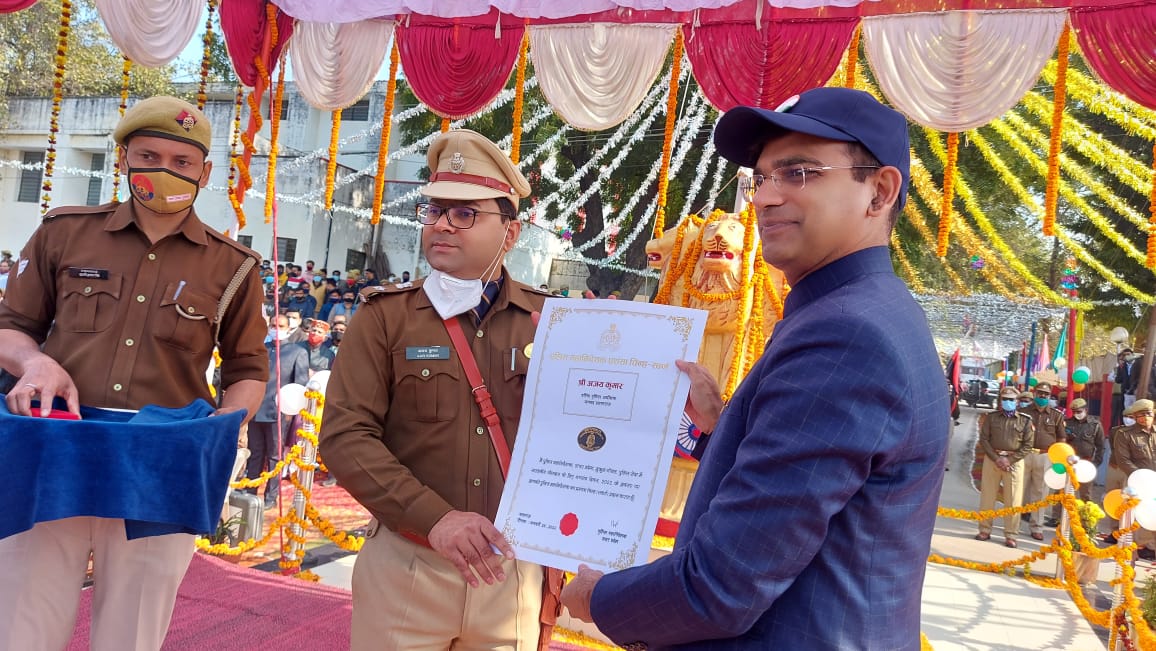 prayagraj_pol's tweet photo. 73वें गणतंत्र दिवस के अवसर पर @dgpup महोदय द्वारा वरिष्ठ पुलिस अधीक्षक प्रयागराज श्री अजय कुमार को उनकी उत्कृष्ट सेवा पर प्रदत्त स्वर्ण पदक को @CommissionerPrg श्री संजय गोयल द्वारा प्रदान कर सम्मानित किया गया। https://t.co/RsDbkYwY9c