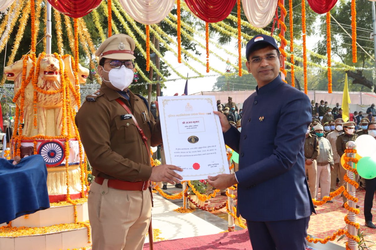 prayagraj_pol's tweet photo. 73वें गणतंत्र दिवस के अवसर पर @dgpup महोदय द्वारा वरिष्ठ पुलिस अधीक्षक प्रयागराज श्री अजय कुमार को उनकी उत्कृष्ट सेवा पर प्रदत्त स्वर्ण पदक को @CommissionerPrg श्री संजय गोयल द्वारा प्रदान कर सम्मानित किया गया। https://t.co/RsDbkYwY9c