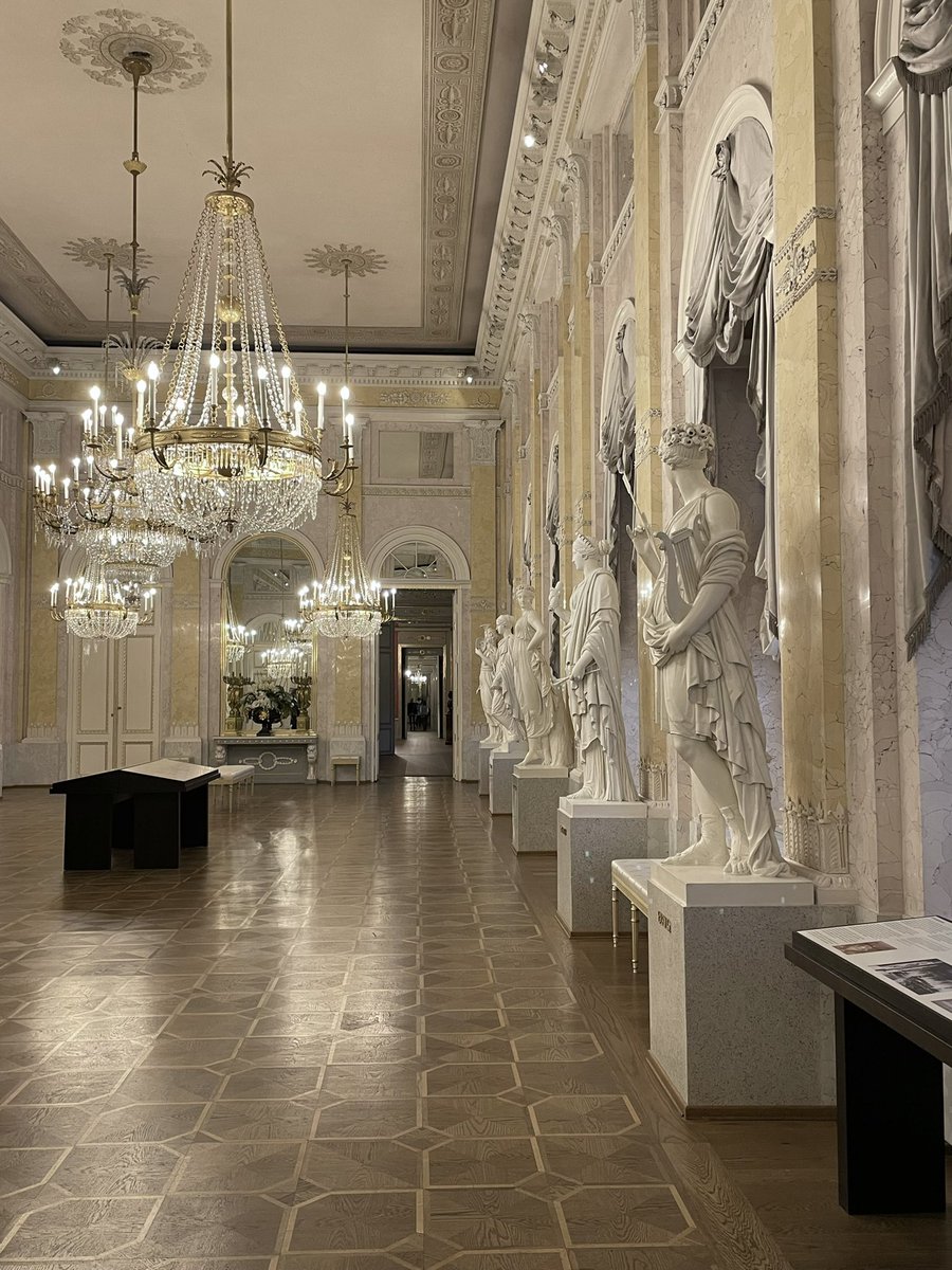 DireyAlc's tweet photo. Ayer estuve en el Museo Albertina y ahora quiero una sala de musas en mi casa 🤍 https://t.co/qaXWv7Ysty
