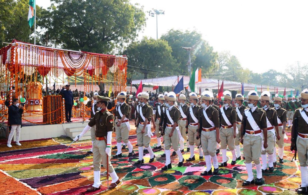 prayagraj_pol's tweet photo. 73वें गणतंत्र दिवस के शुभ अवसर पर #SSP_प्रयागराज श्री अजय कुमार के कुशल नेतृत्व में पुलिस लाइन प्रयागराज में भव्य परेड का आयोजन किया गया। मुख्य अतिथि @CommissionerPrg
 श्री संजय गोयल जनपद प्रयागराज द्वारा राष्ट्रीय ध्वज फहराया गया तथा परेड का निरीक्षण कर सलामी ली गयी। https://t.co/Aed8fOnKji