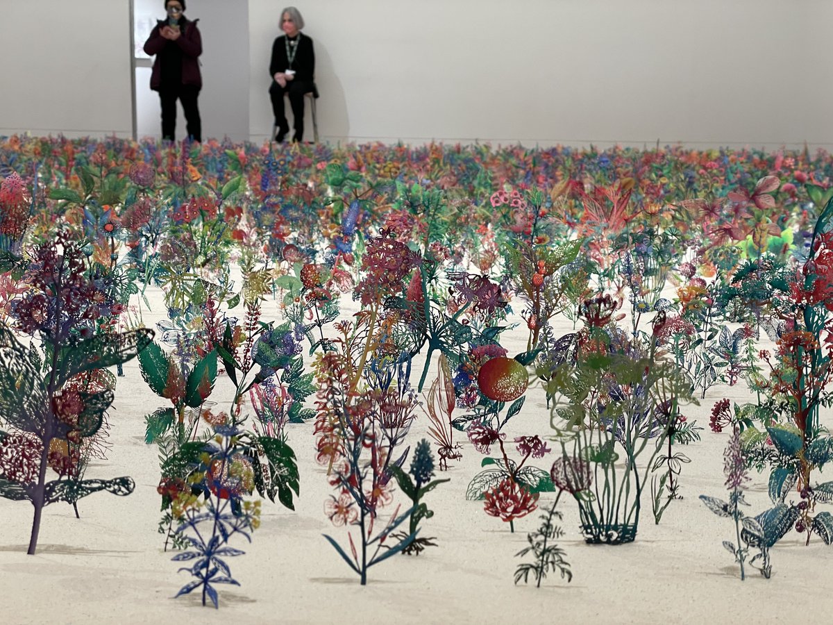fniccs's tweet image. ไปดู exhibition ของ Zadok Ben-David ที่ Kew garden มา ทุกชิ้นคืออลูมิเนียมฉลุเป็นรูปพืชล่ะ แล้วเอามาจัดเรียงกันเป็นทุ่ง ละเอียดม้ากมาก ชิ้นที่เป็นสีๆก็คือ hand painted อีกที เวลาอยู่รวมกันเป็นทุ่งแล้วน่ารักเชียว มองจากด้านลังเป็นสีดําก็น่ารักอีกแบบ
