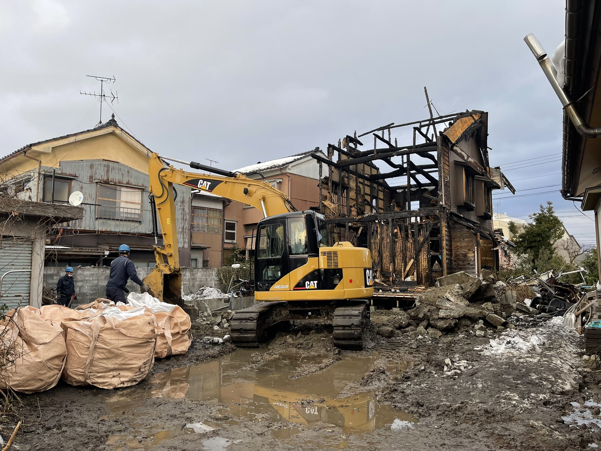 グランアーク株式会社 Al Twitter 火事現場の解体中です 火事現場は臭いし 風でゴミがすぐに飛び散るので直ぐに解体ネタしなければなりません 私たちは常に迅速丁寧がモットーです グランアーク株式会社 解体業 家の解体 富山県解体 富山県解体業 土木工事