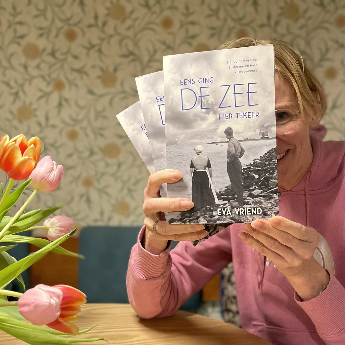 Blij met de zesde druk van Eens ging de zee hier tekeer en daarom geef ik drie gesigneerde boeken weg onder retweets en likes. Zaterdag bekendmaking winnaars. <a href="/AtlasContact/">AtlasContact</a> @YvetteMCramer