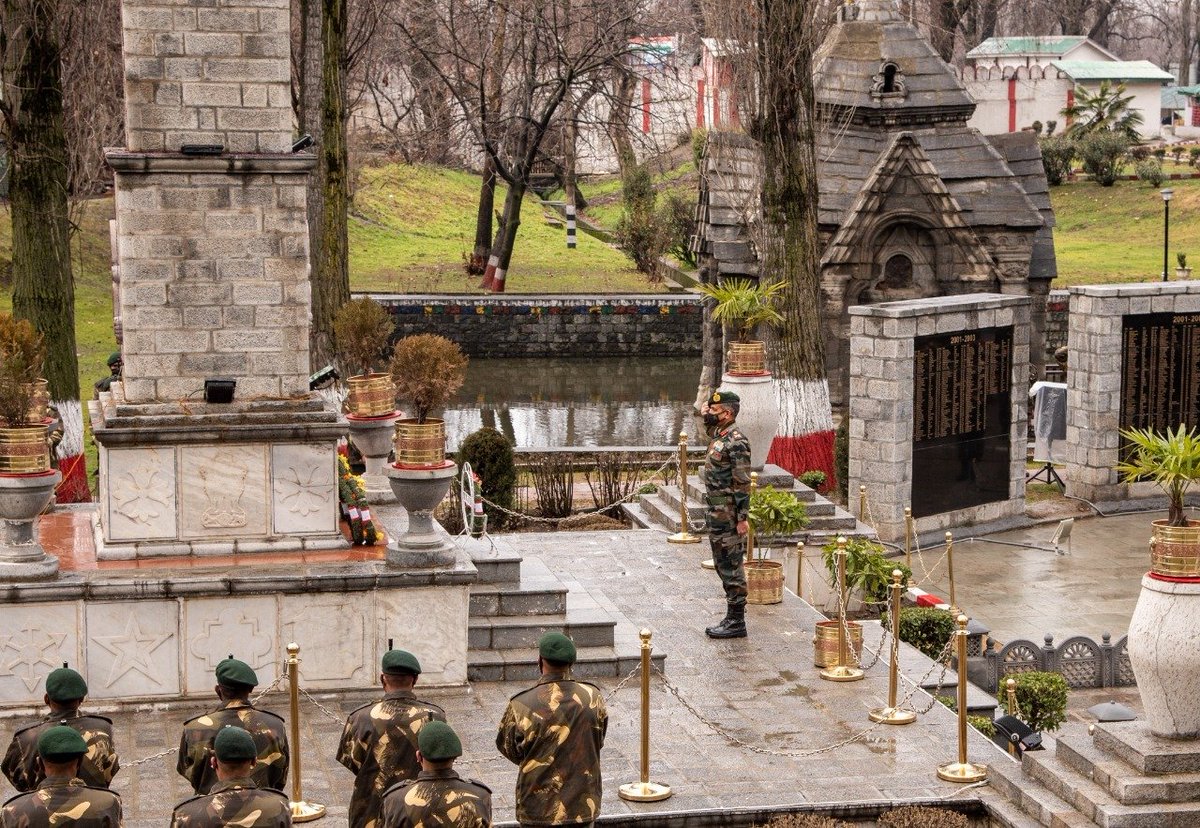 ChinarcorpsIA's tweet photo. "We, the people of India, having solemnly resolved to constitute India into a Sovereign, Socialist, Secular, Democratic &amp; Republic Nation"
#ChinarCorps wishes everyone a #HappyRepublicDay. 
#ChinarCorps Cdr on the occasion laid wreath at BB Cantt War Memorial, Srinagar.

#Kashmir https://t.co/70rZ0czeHA