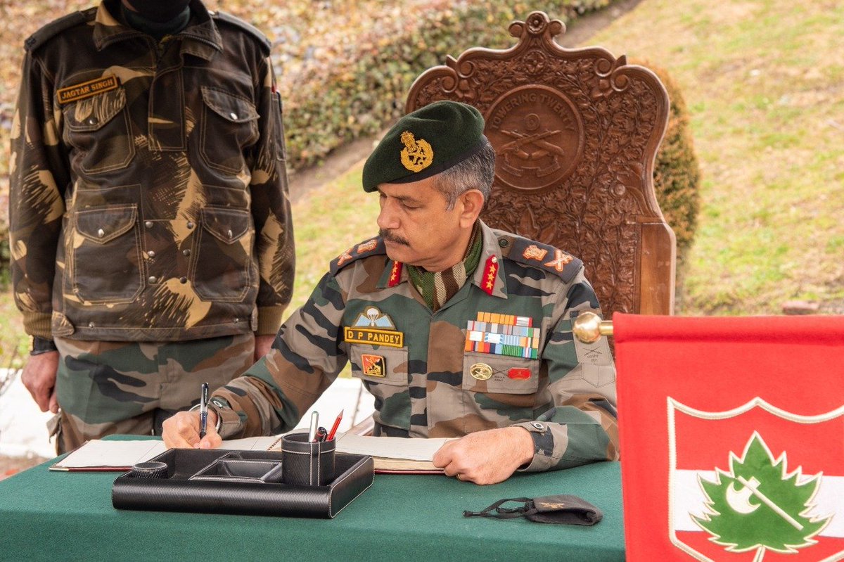 ChinarcorpsIA's tweet photo. "We, the people of India, having solemnly resolved to constitute India into a Sovereign, Socialist, Secular, Democratic &amp; Republic Nation"
#ChinarCorps wishes everyone a #HappyRepublicDay. 
#ChinarCorps Cdr on the occasion laid wreath at BB Cantt War Memorial, Srinagar.

#Kashmir https://t.co/70rZ0czeHA