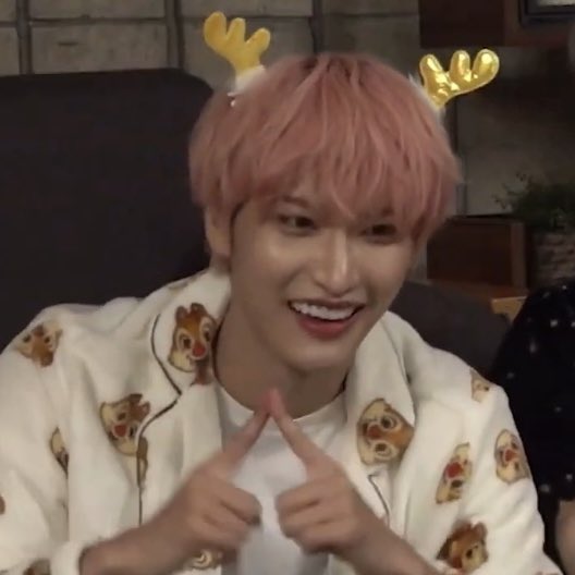 YE0ZIA's tweet photo. pink hair seonghwa to cleanse the tl https://t.co/IxVFANGexR