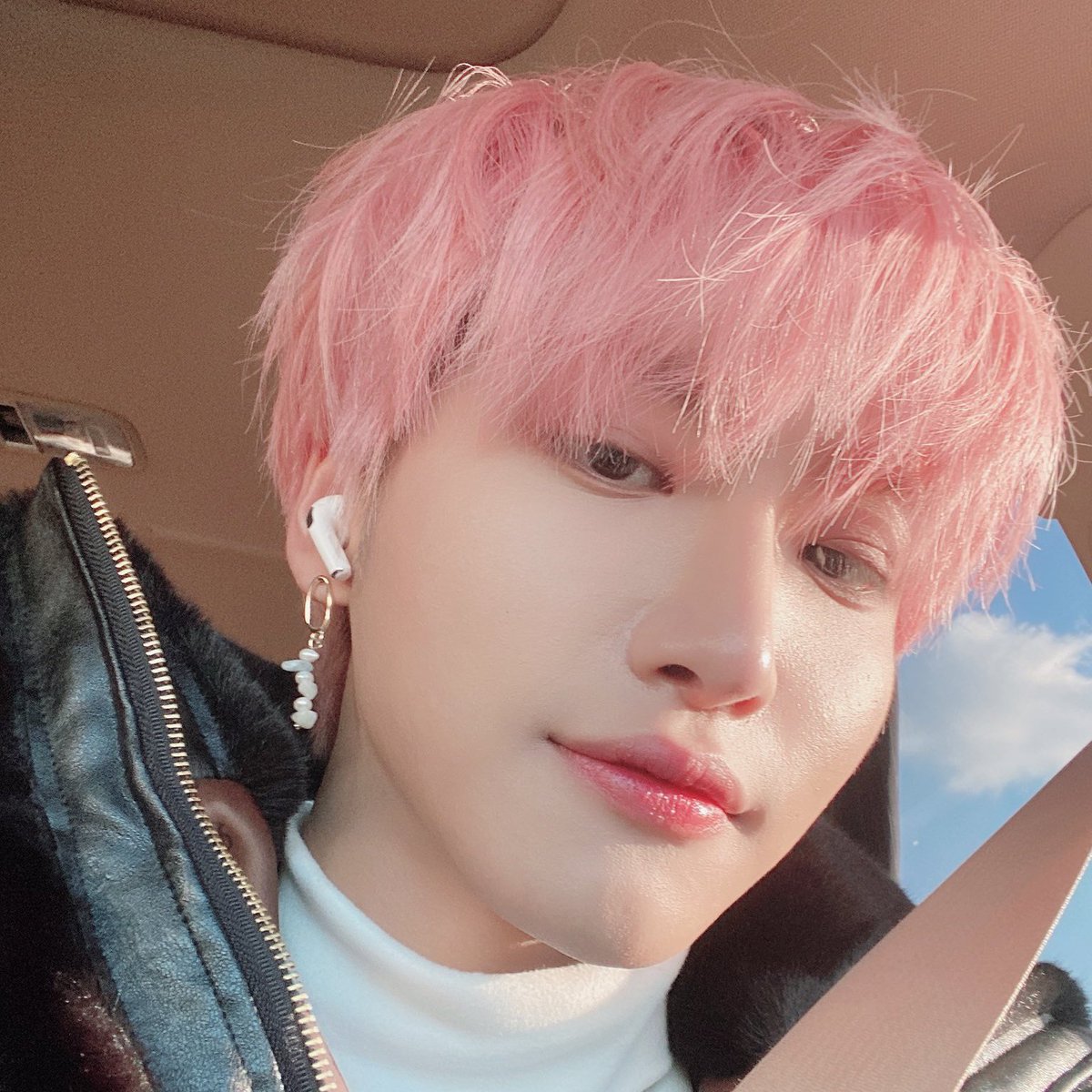 YE0ZIA's tweet photo. pink hair seonghwa to cleanse the tl https://t.co/IxVFANGexR