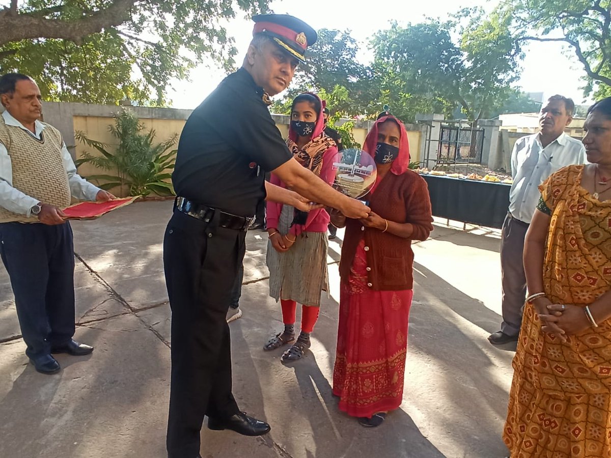 NCC_Dte_Gujarat's tweet photo. #AmritMahotsav
#ShaheedonkoNaman
Memento of gratitude presented to Smt Mayaben, wife of martyr Chauhan Dilubhai Dahyabhai on behalf of Hon'ble PM on 26 Jan 22 by Offrs &amp; cdts at 26 Guj Bn NCC, Guj Dte.
@HQ_DG_NCC
@SpokespersonMoD
@drajaykumar_ias
@DefencePRO_Guj
@salute2soldier https://t.co/njsB6VDZqX