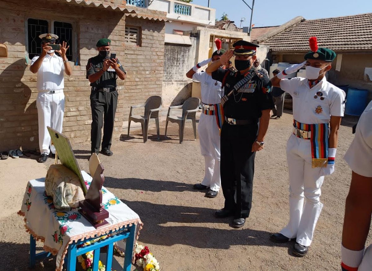 NCC_Dte_Gujarat's tweet photo. #AmritMahotsav
#ShaheedonkoNaman
Memento of gratitude presented to Smt Amir Bhan mother of martyr GDSM Kadar Khan Turk on behalf of Hon'ble PM by Offrs &amp; cdts on 26 Jan at 6 Guj Bn NCC Bhavnagar,Guj Dte.
@HQ_DG_NCC
@SpokespersonMoD
@drajaykumar_ias
@DefencePRO_Guj
@salute2soldier https://t.co/2cgPIqW9UY
