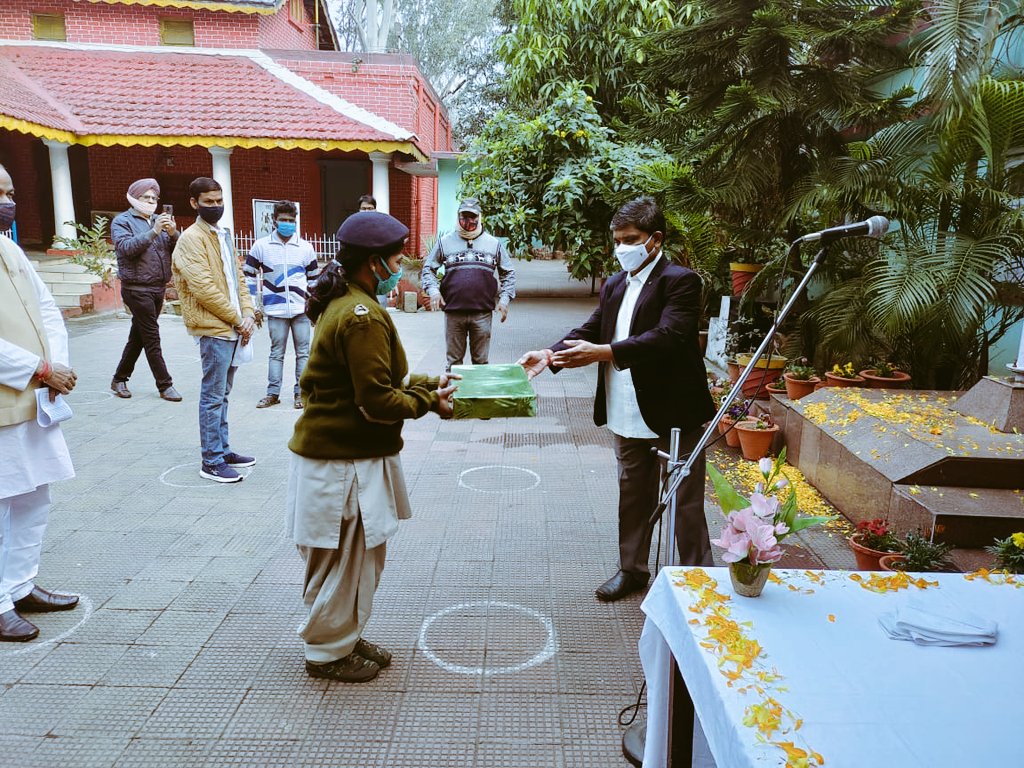 general_area's tweet photo. सीसीएल परिवार के सभी सदस्यों सहित समस्त देशवासियों को #गणतंत्र_दिवस की हार्दिक शुभकामनायें। 

इस अवसर पर क्षेत्रीय कार्यालय, बोकारो एवं करगली में महाप्रबंधक श्री एम.के. राव द्वारा झंडोत्तोलन किया गया व उत्कृष्ट प्रदर्शन करने वाले कर्मियों को सम्मानित किया गया।
 
#RepublicDayIndia https://t.co/MozHBXlonm