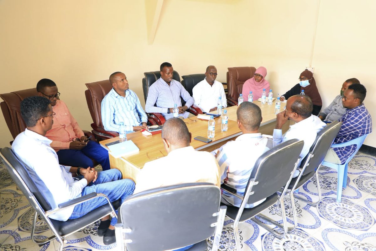 BRED_BRA's tweet photo. Acting Director General, had held an essential meeting with Deputy Chairpersons of District Social Affairs; (Wadajir, Kahda, Dharkenley &amp;Waberi)and western REO staff, to discuss on how to develop mutual responsibilities towards development &amp; quality assurance of education sector. https://t.co/X69ZzkmQhy