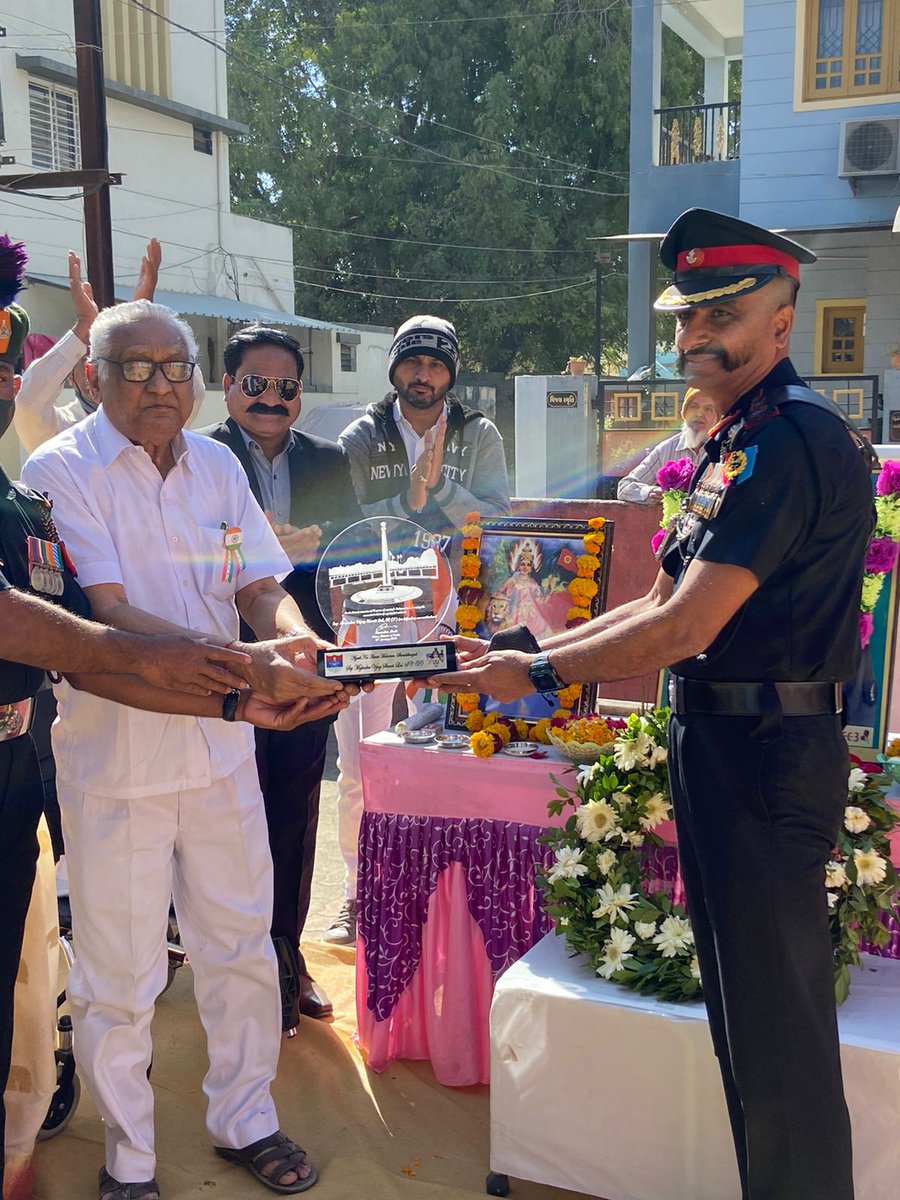NCC_Dte_Gujarat's tweet photo. #AmritMahotsav
#ShaheedonkoNaman
Memento of gratitude presented to Shri Shanti bhai, father of martyr Sep Mojindra Vijay,SC on behalf of Hon'ble PM by CO &amp; cdts, 8 Guj Bn NCC, Junagadh,Guj Dte on 26 Jan.
@HQ_DG_NCC
@SpokespersonMoD
@drajaykumar_ias
@DefencePRO_Guj
@salute2soldier https://t.co/f3jc6fcrb6