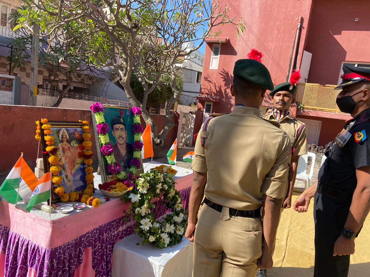 NCC_Dte_Gujarat's tweet photo. #AmritMahotsav
#ShaheedonkoNaman
Memento of gratitude presented to Shri Shanti bhai, father of martyr Sep Mojindra Vijay,SC on behalf of Hon'ble PM by CO &amp; cdts, 8 Guj Bn NCC, Junagadh,Guj Dte on 26 Jan.
@HQ_DG_NCC
@SpokespersonMoD
@drajaykumar_ias
@DefencePRO_Guj
@salute2soldier https://t.co/f3jc6fcrb6