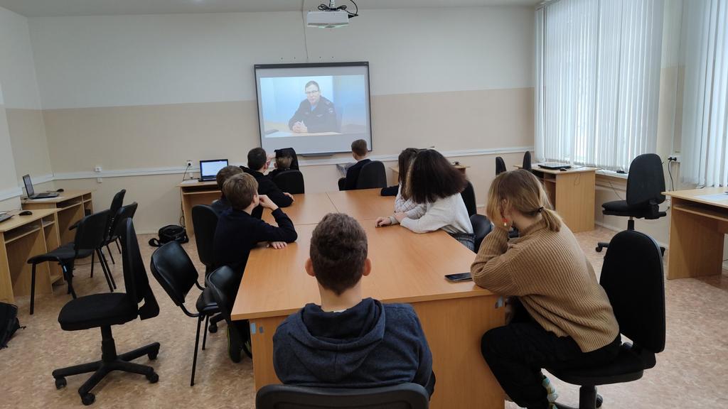 lelya732010's tweet photo. Разговор о безопасном общении в сети интернет, вели ученики 6 класса  #СОШ5Новокуйбышевска на "Едином уроке безопасности в Интернете" 25 января. Цель акции, повышение медиаграмотности, актуальна для  подростков в современном мире. https://t.co/jRXbPWFeks