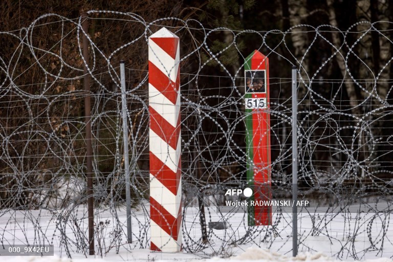 AFPphoto's tweet photo. #Poland begins work on new EU-Belarus border wall.
📸 Wojtek RADWANSKI #AFP https://t.co/cFWMqAv0K0