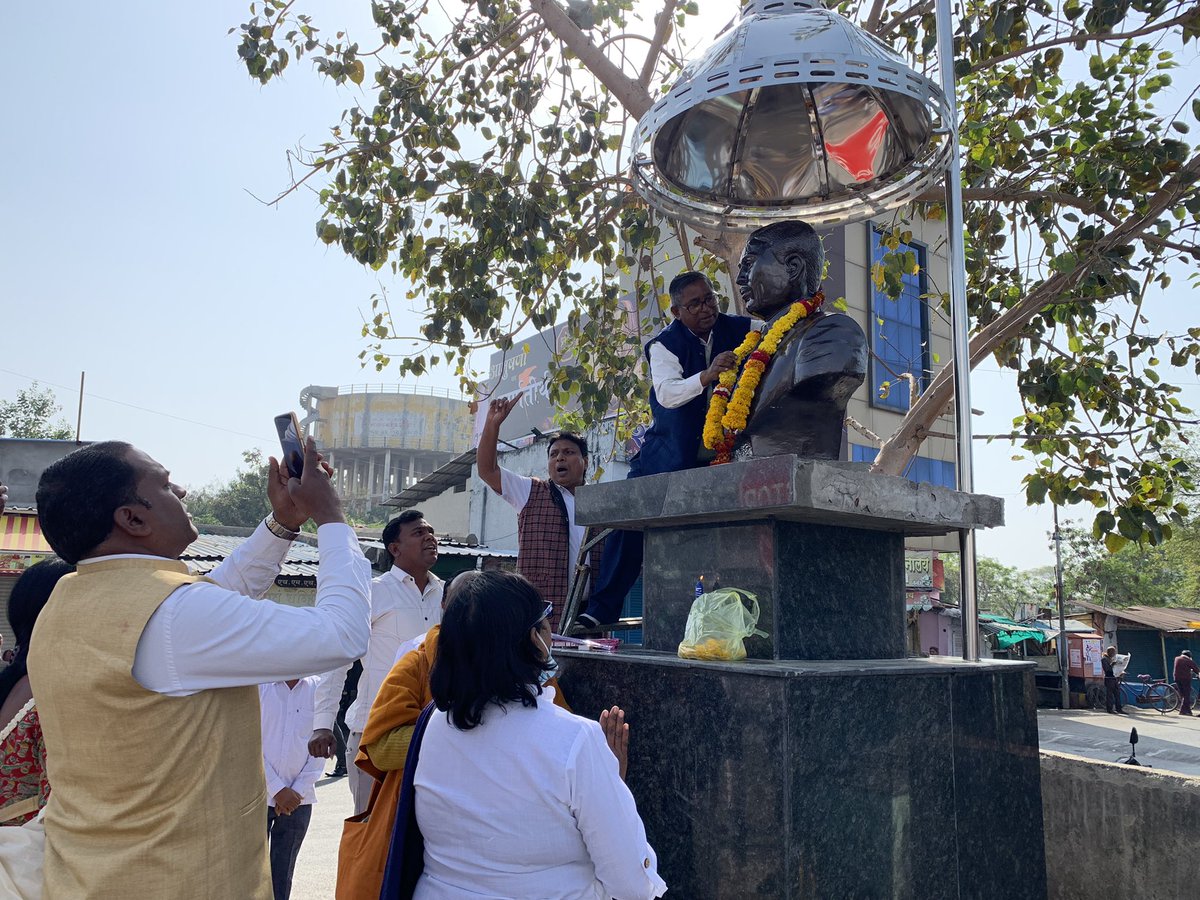 जय भीमचा क्रांतीकारी नारा देणारे बाबू हरदास यांचा कामठीमध्ये असलेला संपुर्ण भारतातील एकमेव पुतळ्याला २६ जानेवारी गणराज्य दिनाचे औचित्य साधून स्टिलचे स्तुपरूपी छत्राचे लोकार्पण करण्यात आले. आशिष मेश्राम यांनी हे छत्र दान केले आहे.