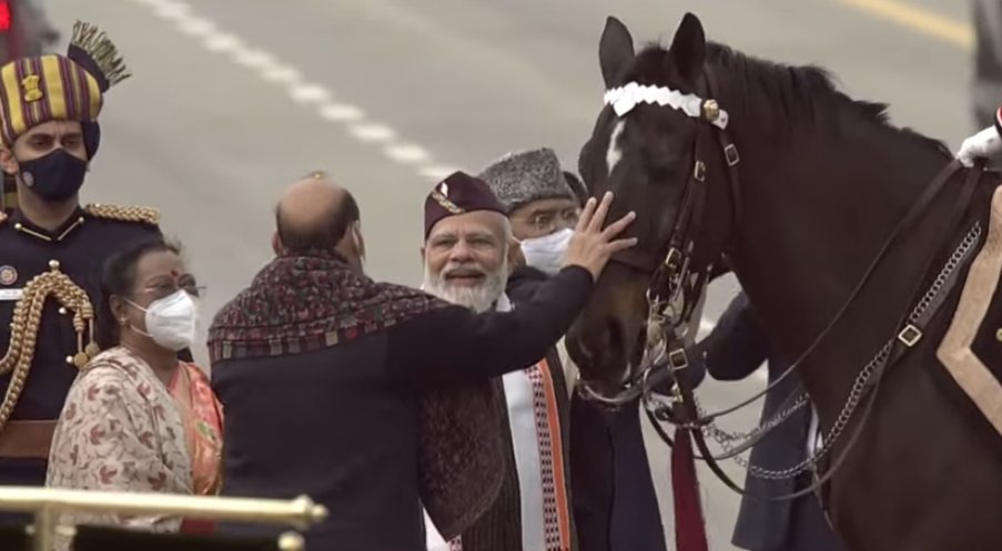 ANI's tweet photo. President’s Bodyguard horse Virat retires from service today. It was given the Chief of the Army Staff Commendation Medal this year. 

President Kovind, PM Modi and Defence Minister Rajnath Singh bid him farewell on the occasion

(Pic source: President of India) https://t.co/L7G2OTpJJn