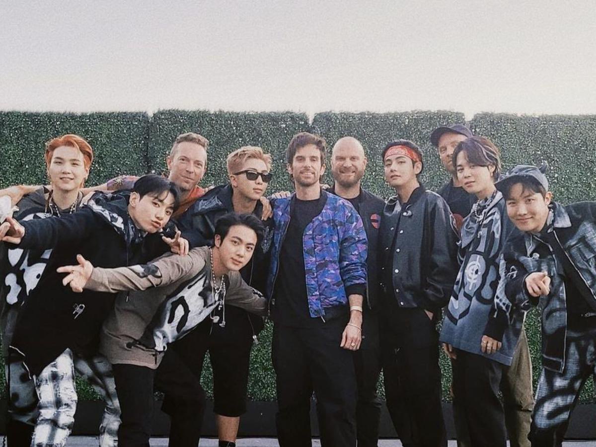 coldplayxtra's tweet photo. Chris Martin commenting on this picture of Coldplay x BTS: “We look like their gym teachers.” https://t.co/pMKYFr2JWN