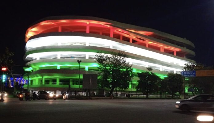 RaipurSmartCity's tweet photo. गणतंत्र दिवस के उपलक्ष्य में नवनिर्मित #Multi_Level_Parking को #Raipur_Smart_City ने आकर्षक रोशनी से सजाया है॥ तिरंगे से इस परिसर का निखरा स्वरूप ख़ूबसूरत आभा बिखेर रहा है।
@ChhattisgarhCMO @RaipurCity_CG @RaipurDist @MuncipalRaipur #MoUD https://t.co/94T9jmfpKi