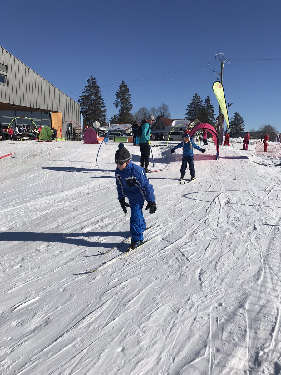 ce2fontainpugey's tweet photo. #Voyage5 @AplatiTour 26/01/22 Clément et Clémentine ont pique niqué dans le Haut Doubs sur le site du Gardot. Vive le  ski plaine! @cadet_val https://t.co/OTOooQ4aPr