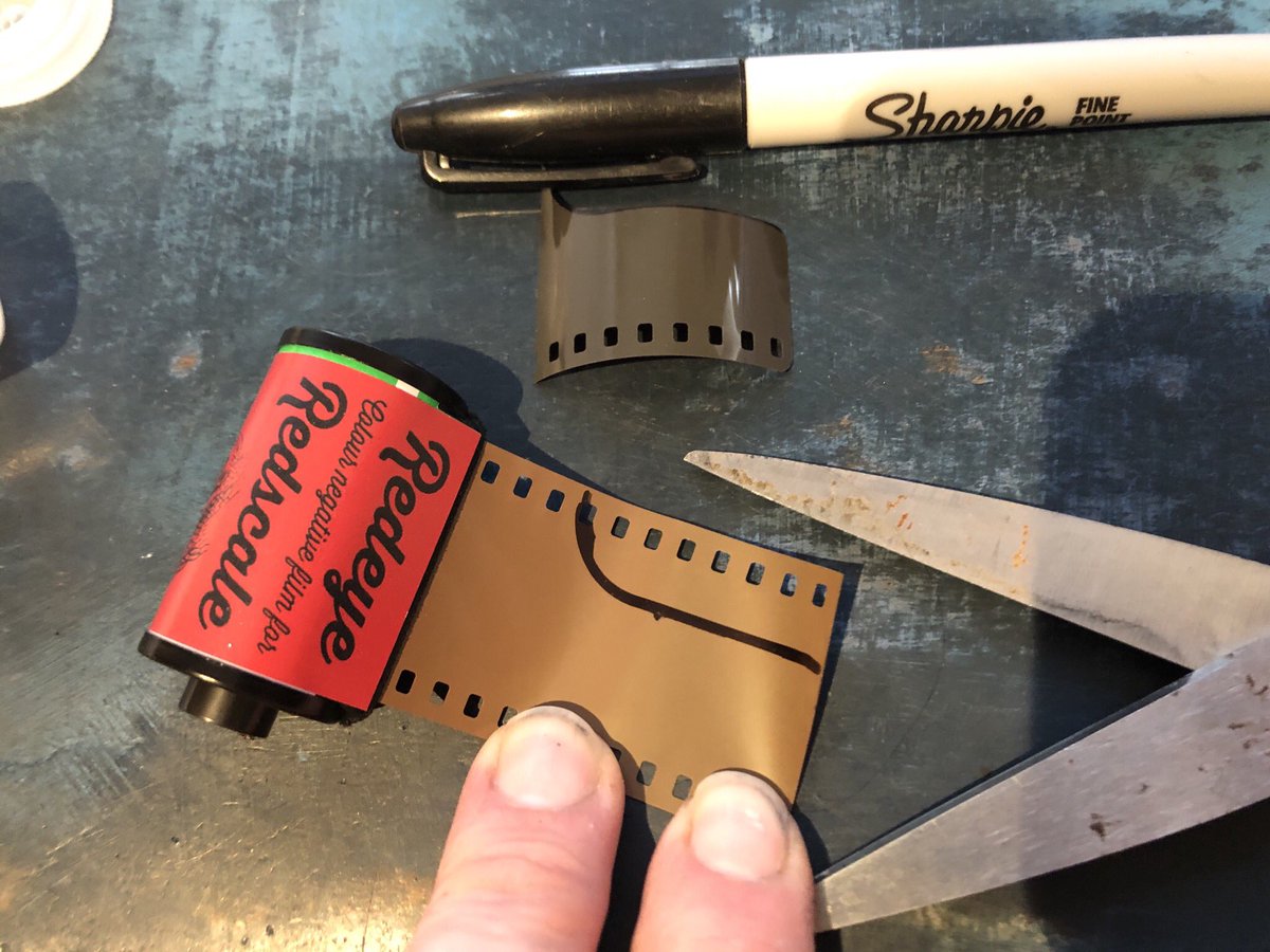 RedeyeRedscale's tweet photo. Redeye Redscale is all handmade. Hand respooled.
Tongues cut by hand.
All carried out with love for you. ❤️❣️
#RedeyeRedscale
#Redscale
#35mm
#ExperimentalPhotography
#AnaloguePhotography
#BelieveInFilm
#ShootFilmBeNice
#RedscaleFilmLoversUnite
@sunny16podcast
#Sunny16Podcast https://t.co/gWgWVPFhOt