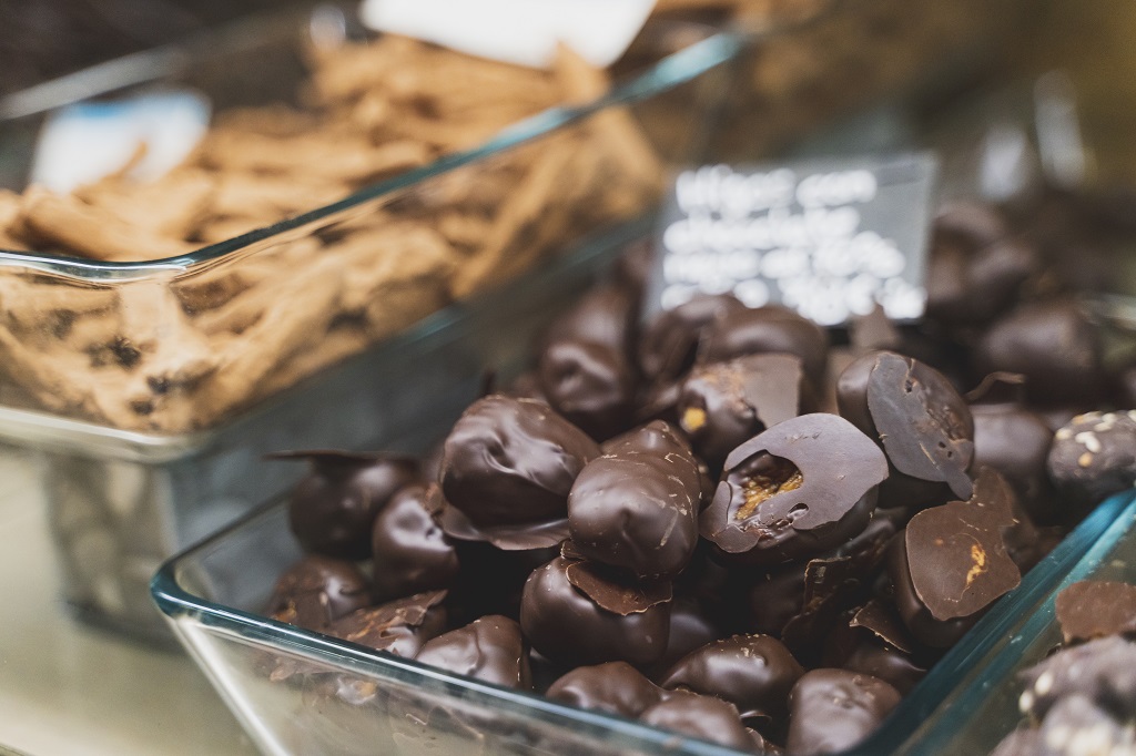 ZaragozaTurismo's tweet photo. El #Chocopass es la forma más dulce de conocer #Zaragoza ☕

🍫 Hazte con este bono de 5 especialidades a elegir entre los establecimientos colaboradores 

Más info 👉 https://t.co/ayXL5uxgLh

#ZGZtequiereCautivar 🧡 https://t.co/zu10WxnIdB