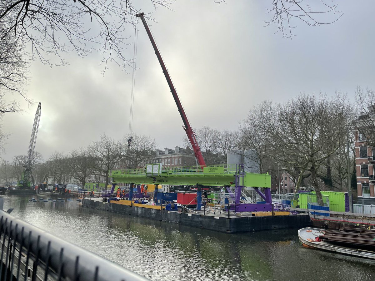 Vorige week is de #bovenloopkraan van opgebouwd op ons project Singelgrachtgarage! 👷🏻‍♂️🛠

De kraan zorgt ervoor dat onze bouwmaterialen op de juiste plek komen. Later wordt op de kraan een betonpomp gemonteerd. Hierdoor kunnen we de gehele bouwkuip voorzien van beton.
