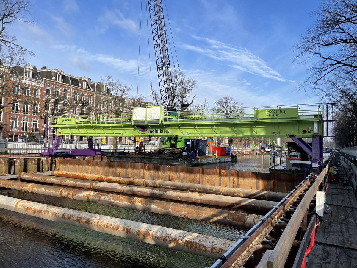 MobilisTBIinfra's tweet photo. Vorige week is de #bovenloopkraan van opgebouwd op ons project Singelgrachtgarage! 👷🏻‍♂️🛠

De kraan zorgt ervoor dat onze bouwmaterialen op de juiste plek komen. Later wordt op de kraan een betonpomp gemonteerd. Hierdoor kunnen we de gehele bouwkuip voorzien van beton. https://t.co/fOHNAnwiAA