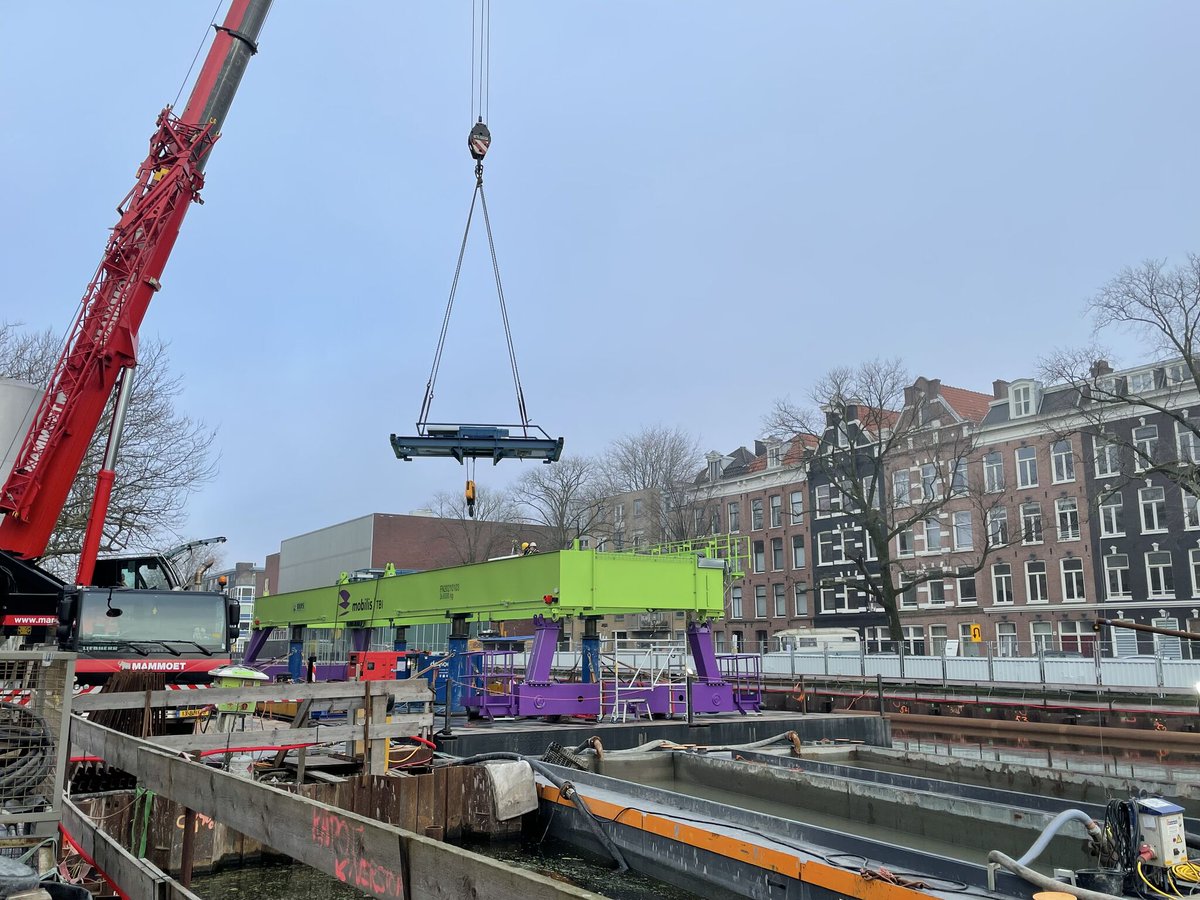 MobilisTBIinfra's tweet photo. Vorige week is de #bovenloopkraan van opgebouwd op ons project Singelgrachtgarage! 👷🏻‍♂️🛠

De kraan zorgt ervoor dat onze bouwmaterialen op de juiste plek komen. Later wordt op de kraan een betonpomp gemonteerd. Hierdoor kunnen we de gehele bouwkuip voorzien van beton. https://t.co/fOHNAnwiAA