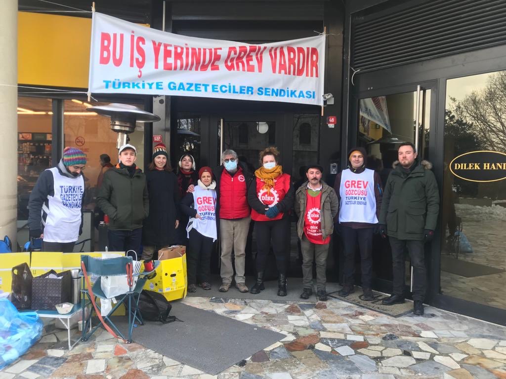 diskbasinis's tweet photo. Bugün BBC grevini ziyaret ettik. İşkolumuzda uzun bir aradan sonra gerçekleşen grevin başarı ile sonuçlanması tüm basın emekçileri için olumlu sonuçlar yaratacaktır. Grevdeki basın emekçilerinin yanındayız.
@BBC @bbcturkce @TGS_org_tr https://t.co/ffpCyLH63b