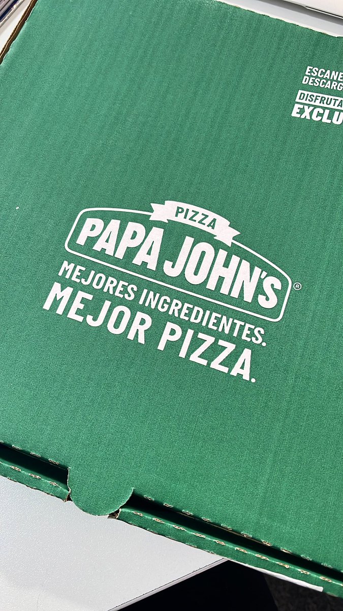krashkosmetics's tweet photo. Mil millones de gracias a vosotrxs por mencionarme y a @PapaJohns_ES por ser tan guays🤗 Esta pizza de pollo vegano es BRU-TAL🌱 https://t.co/tZSMVInt9r