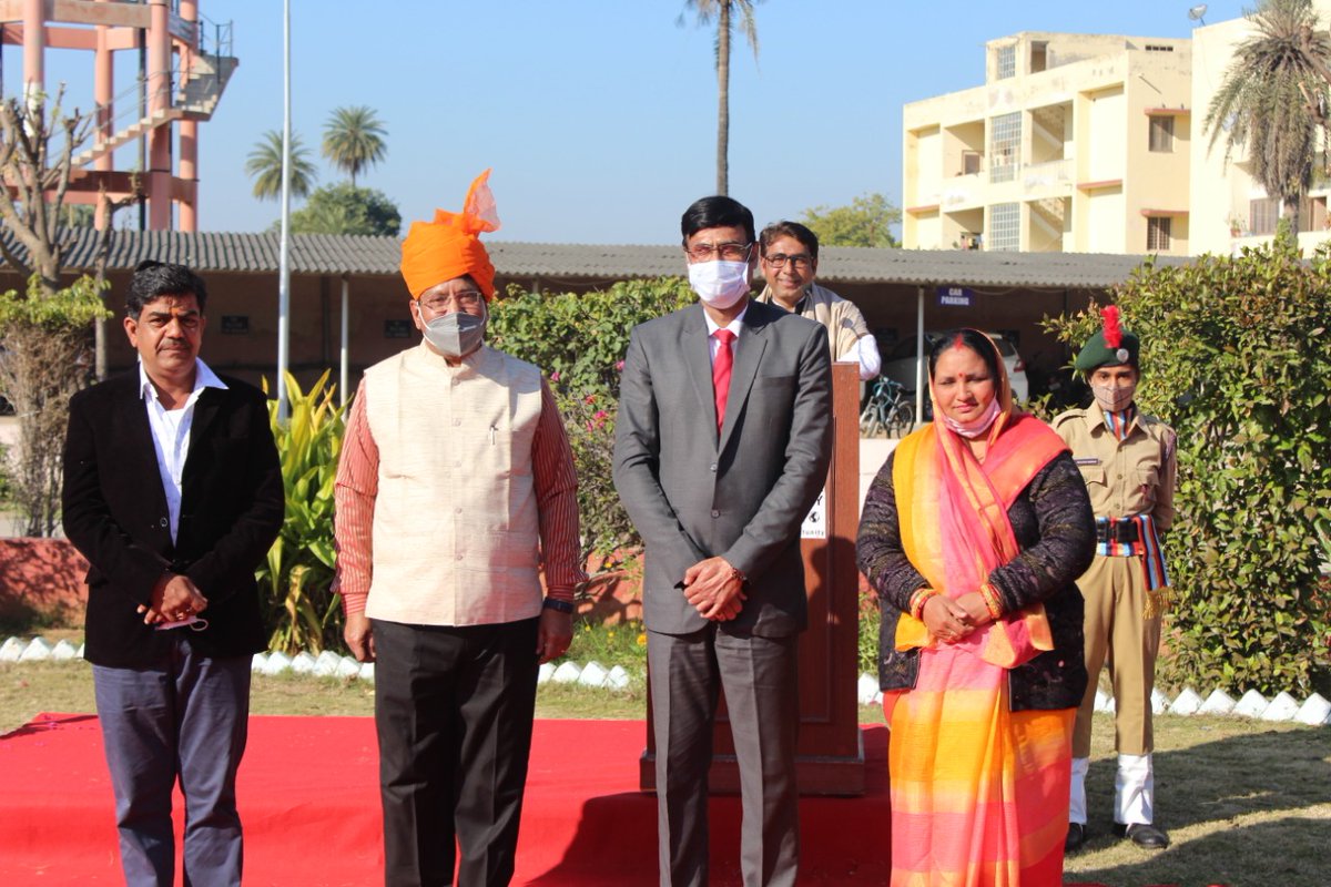 Sangam_Univ's tweet photo. Honouring the brave hearts of our country on 73rd Republic Day celebration. 🇮🇳

#HappyRepublicDay #SangamUniversity #RepublicDay2022 #RepublicDayCelebration #ProudNation https://t.co/ElAdPawtfI