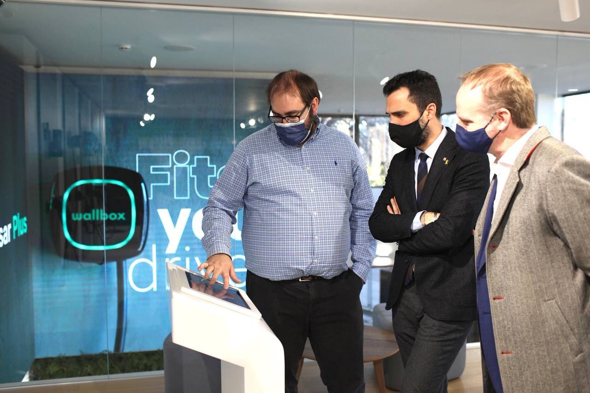 rogertorrent's tweet photo. Avui he visitat @Wallbox_ES, empresa catalana que s'ha convertit en un referent global en sistemes de càrrega per al #VehicleElèctric i gestió d'energies renovables. És un bon exemple de la necessària transformació de la indústria de l'automoció, cabdal per a Catalunya. https://t.co/XYuCZpd92m