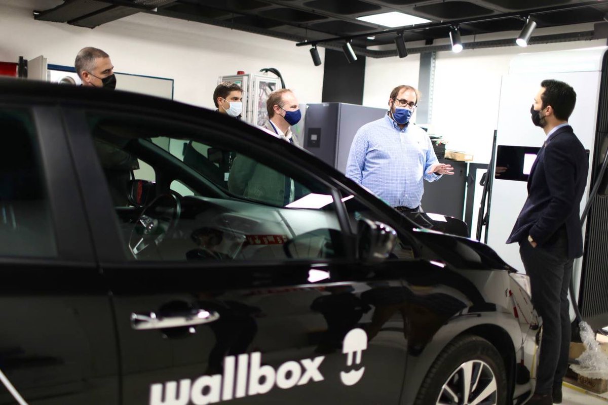 rogertorrent's tweet photo. Avui he visitat @Wallbox_ES, empresa catalana que s'ha convertit en un referent global en sistemes de càrrega per al #VehicleElèctric i gestió d'energies renovables. És un bon exemple de la necessària transformació de la indústria de l'automoció, cabdal per a Catalunya. https://t.co/XYuCZpd92m