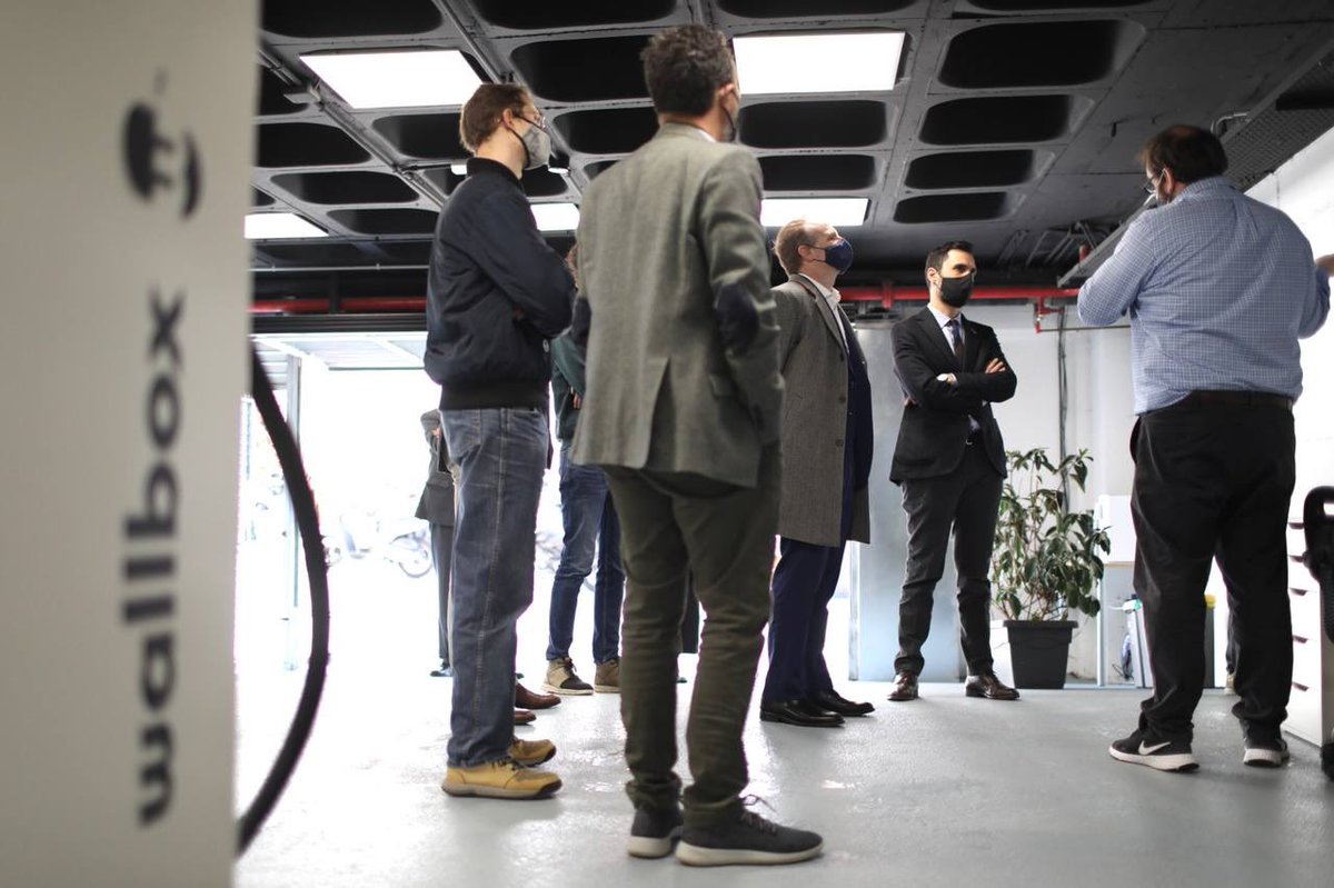 rogertorrent's tweet photo. Avui he visitat @Wallbox_ES, empresa catalana que s'ha convertit en un referent global en sistemes de càrrega per al #VehicleElèctric i gestió d'energies renovables. És un bon exemple de la necessària transformació de la indústria de l'automoció, cabdal per a Catalunya. https://t.co/XYuCZpd92m