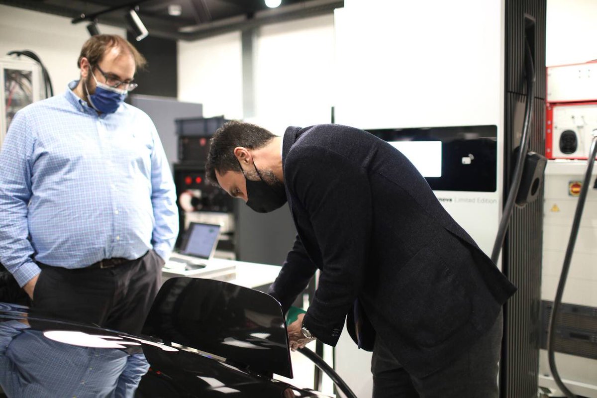 rogertorrent's tweet photo. Avui he visitat @Wallbox_ES, empresa catalana que s'ha convertit en un referent global en sistemes de càrrega per al #VehicleElèctric i gestió d'energies renovables. És un bon exemple de la necessària transformació de la indústria de l'automoció, cabdal per a Catalunya. https://t.co/XYuCZpd92m