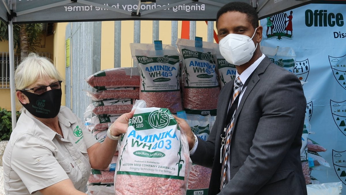 DMMUZambia's tweet photo. Western Seed Company Zambia donates 5 metric tons of mealie meal and 60 metric tons of early maturing maize seed to DMMU to help Namwala and Mbabala flood victims in Southern Province.
26.01.2022 https://t.co/6wAvn2LZSQ