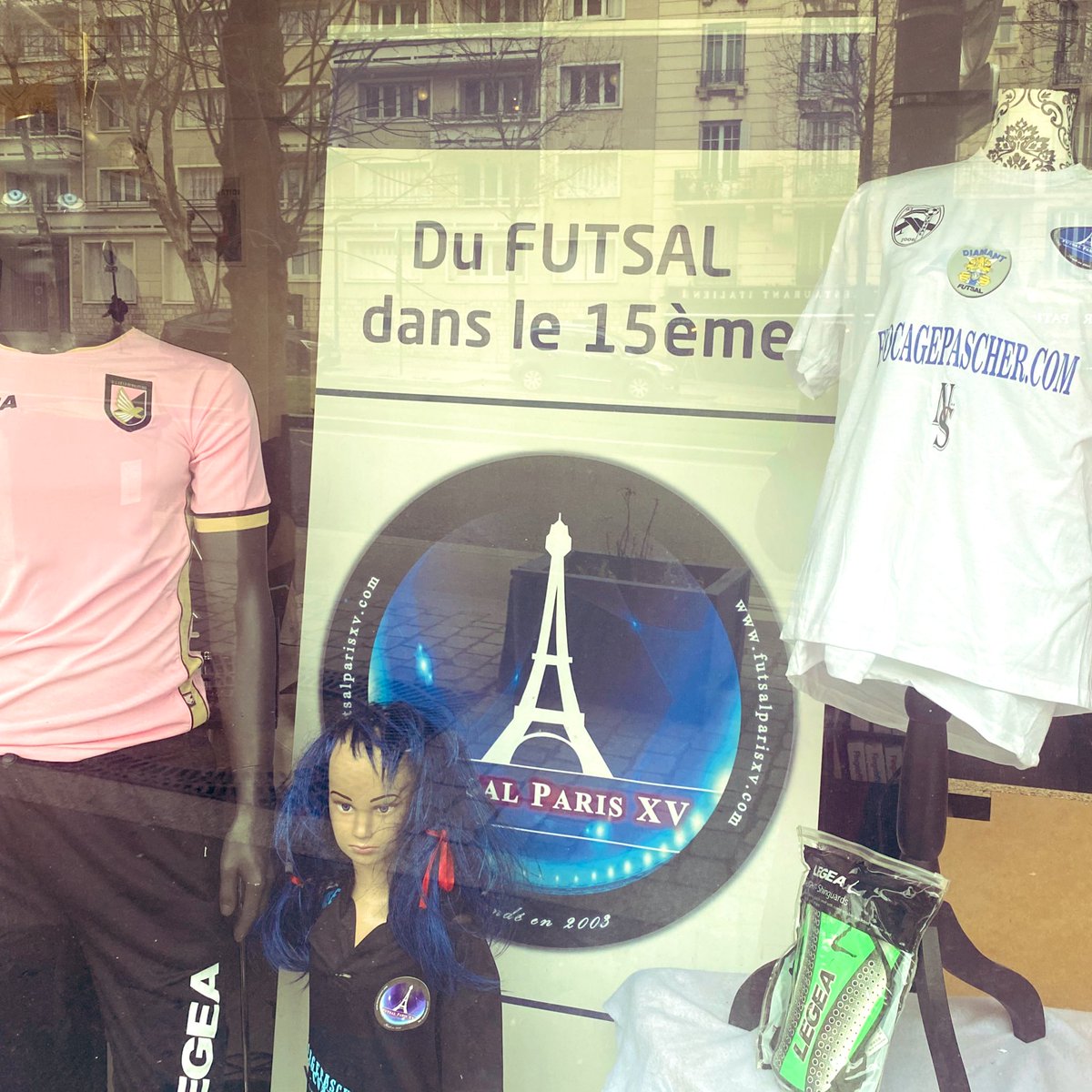 AnouchToranian's tweet photo. Rencontre avec @laurentbruder de l’asso. @FutsalParisXV, un club ancré à #Paris15 depuis bientôt 20 ans. 

Discussions autour de l’activité du club, des difficultés aux projets soutenus par la CAF… un club plein d’idées. 

Parmi elles, un projet déposé au #BudgetParticipatif ! https://t.co/tVUYeeLeXJ