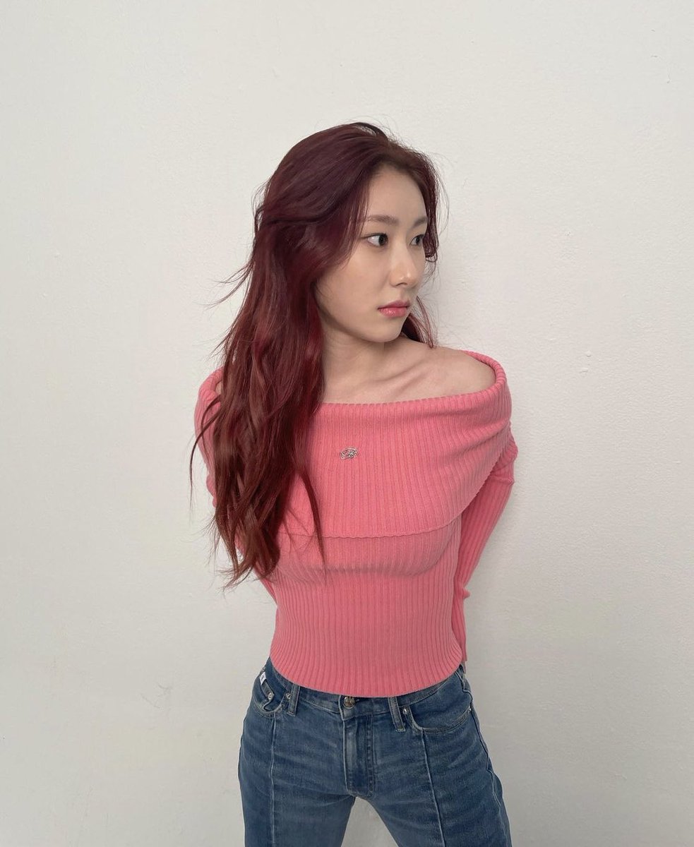 byulxartemis's tweet photo. don’t mind me just going absolutely FERAL over her collarbones https://t.co/yXrOTMne3O