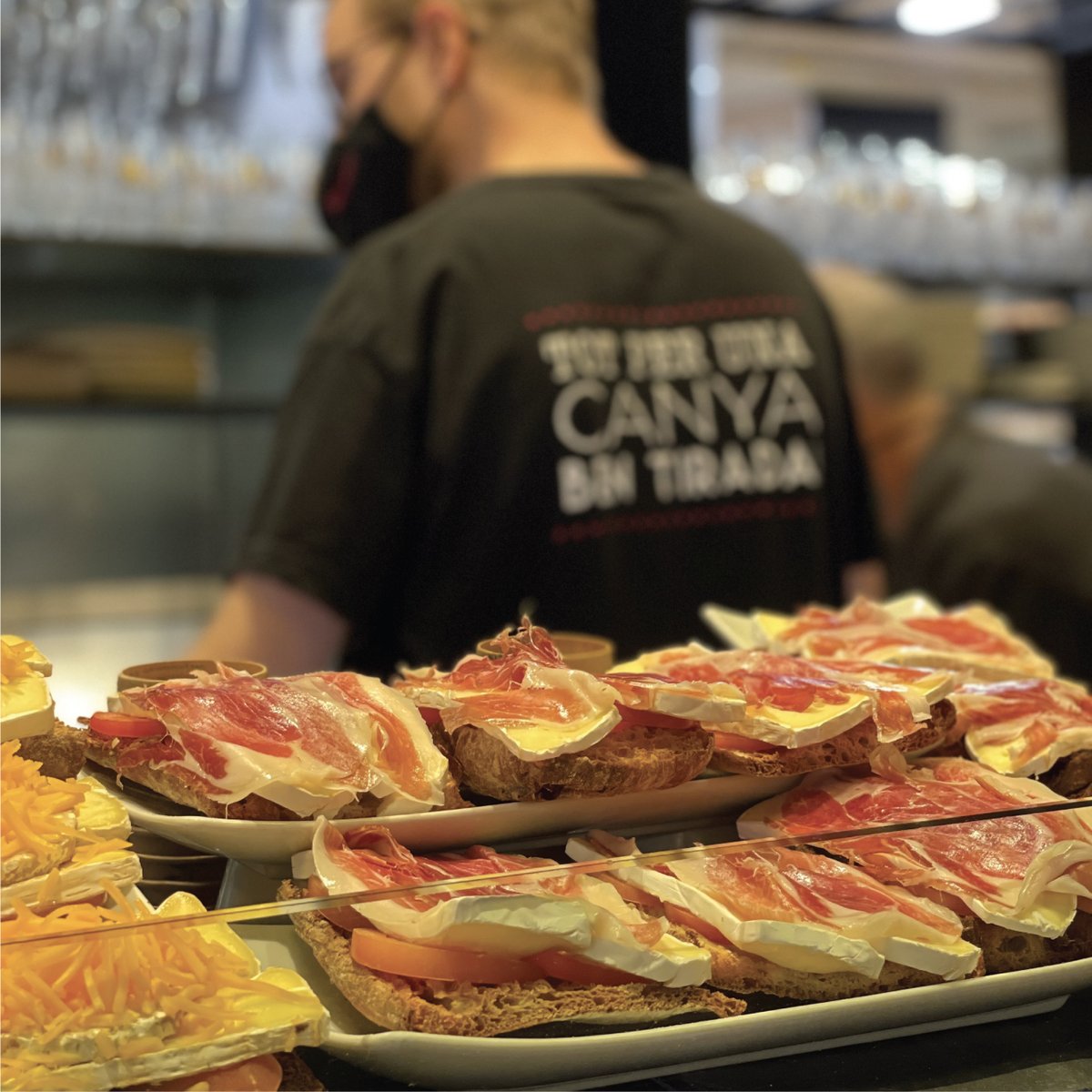 ElDynamicBar's tweet photo. Ja ens has vingut a veure aquesta setmana? 😜⁣
⁣
Si vols gaudir d'una canya @estrelladamm com cal has de venir a fer-la amb nosaltres! 🍻⁣⁣
⁣
#eldynamic #eldynamicbar #figueres #comerçfigueres #comerçlocal #cerveseria #estrelladamm #tapes https://t.co/l7AF8upBEI