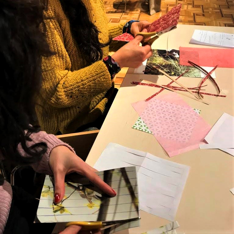 casaelizalde's tweet photo. Ahir vam poder gaudir del Taller de creació de #fils de la mà de l'artista i docent #FrancescaPiñol.
Les assistents van experimentar amb nous materials per #teixir i van crear fils a partir dels embalatges utilitzats durant les passades festes.
Oi que el resultat és preciós? 😍 https://t.co/ORBLIMj41d