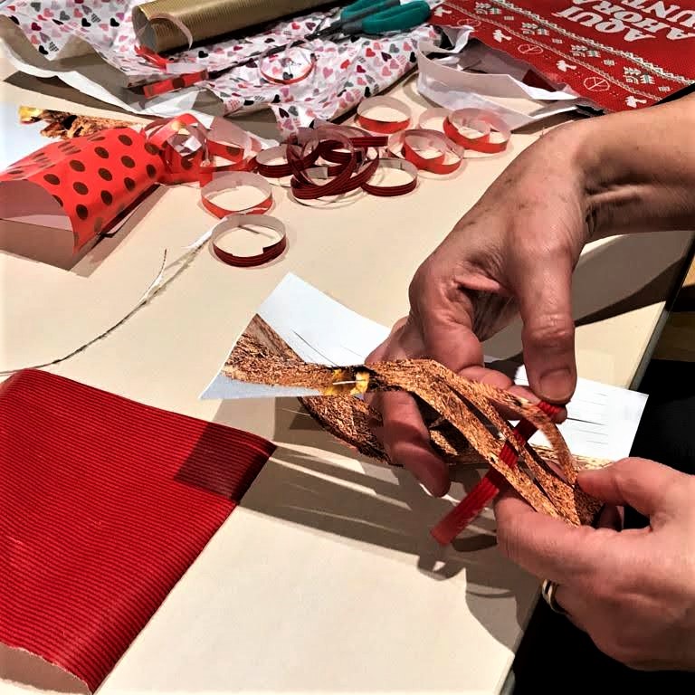 casaelizalde's tweet photo. Ahir vam poder gaudir del Taller de creació de #fils de la mà de l'artista i docent #FrancescaPiñol.
Les assistents van experimentar amb nous materials per #teixir i van crear fils a partir dels embalatges utilitzats durant les passades festes.
Oi que el resultat és preciós? 😍 https://t.co/ORBLIMj41d