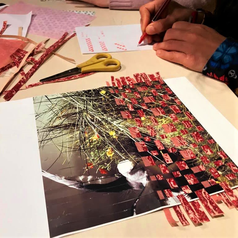 casaelizalde's tweet photo. Ahir vam poder gaudir del Taller de creació de #fils de la mà de l'artista i docent #FrancescaPiñol.
Les assistents van experimentar amb nous materials per #teixir i van crear fils a partir dels embalatges utilitzats durant les passades festes.
Oi que el resultat és preciós? 😍 https://t.co/ORBLIMj41d